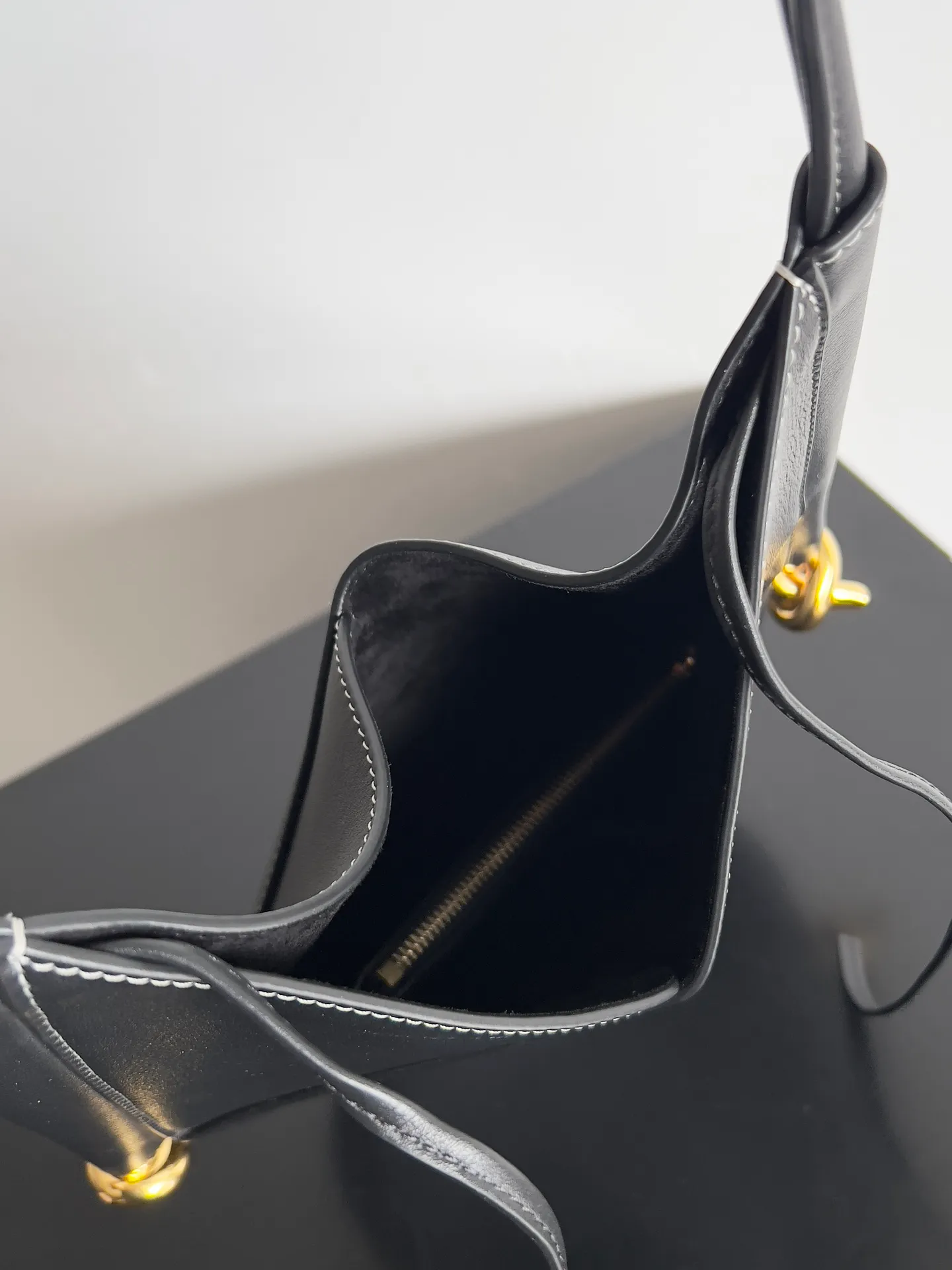 Batch 1720 BOTTEGA VENETA new women's small SOLSTICE shoulder bag. The name is enough, no logo is needed to show personality and high-end texture. Calfskin leather has not been washed, retaining the natural appearance of pure handcrafting and fine texture. Single removable interior zip pocket with leather cord-buckle fastening and suede lining. The style is simple, elegant and high-end, and will be the first choice of many people. Style number: 799522 Size: 30*26*2cm